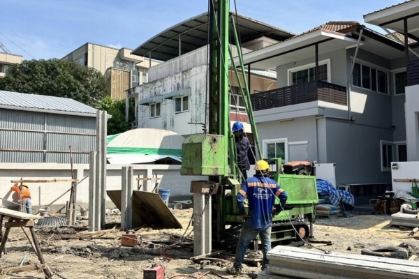 ไซต์งาน สุขุมวิท ก่อสร้าง สร้างบ้านในที่แคบ